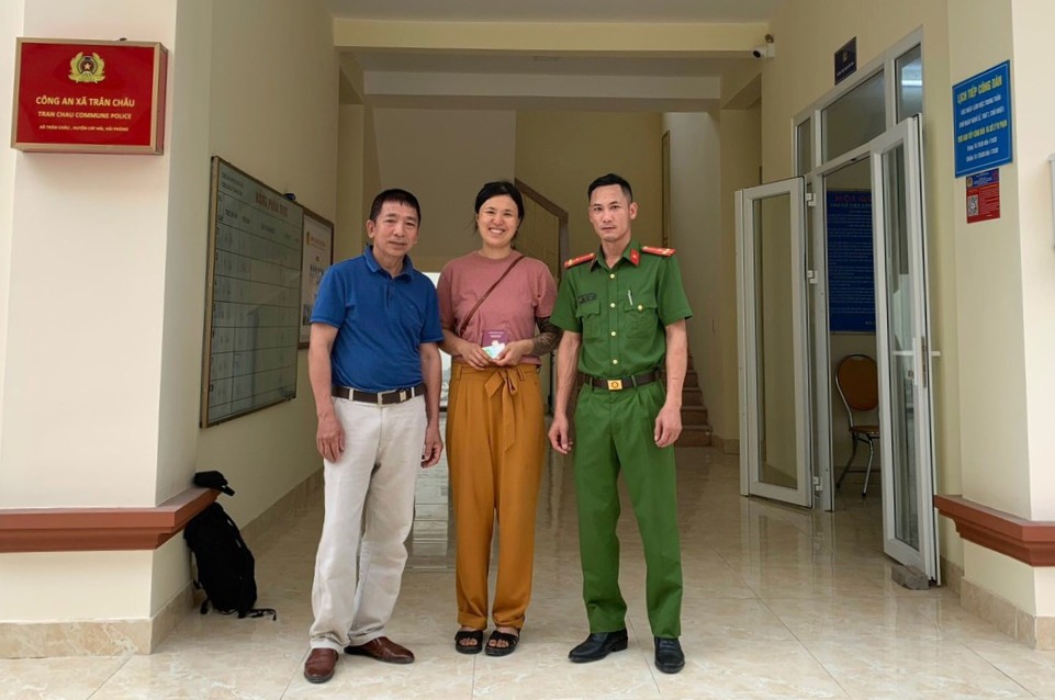 Công an xã Trân Châu (Cát Hải): Trao trả giấy tờ cho du khách nước ngoài